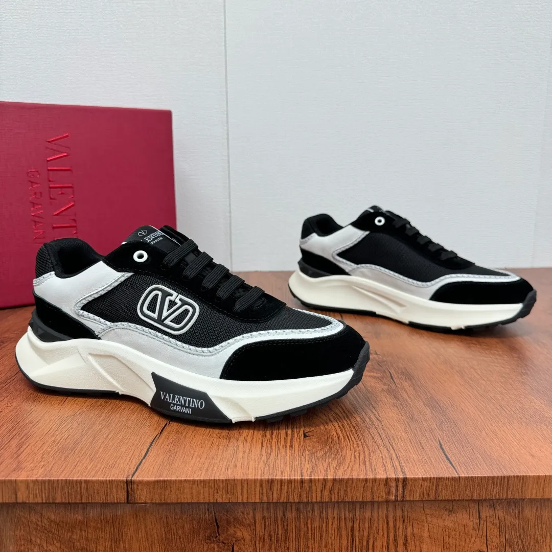 [Valentino] Top P: 820💰 Size: 39-44 leather shoe size (can be customized 38.45 cannot be returned or exchanged) VALENTION/Valentino FREEDOTS series new spring and summer men's sports shoes Lightweight and breathable casual thick-soled men's shoes Classic contrasting splicing design Suede cowhide stitching nappa calfskin + breathable technical mesh material Hot glue brand pattern badge logo details Delicate calfskin feet Lightweight mesh lining, ultra-light TPU foam rubber outsole, sports version, thick-soled style design, easy and versatile, multiple colors available, able to meet various matching needs, complete package! Item number: HL6688 black and white
